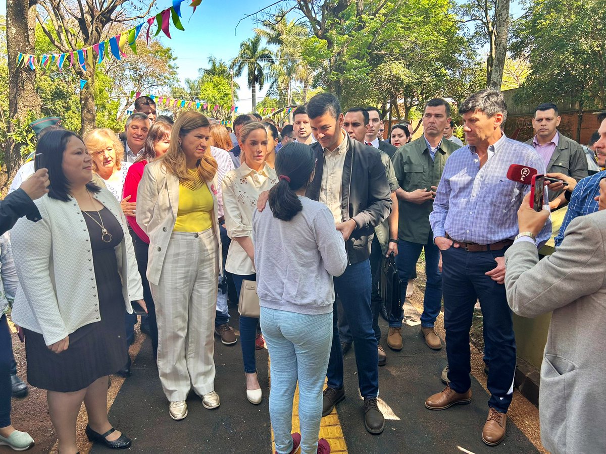 mariatbaran's tweet photo. Con el Presidente @SantiPenap y @LetiOcamposP , visitamos el Centro de Ayuda al Discapacitado Encarnación #CENADE, para homenajear a Gladys Vergara, quien ha marcado la diferencia en la vida de miles de personas con discapacidad en #Encarnación, gracias a su gran labor! https://t.co/wkyp4KuEZO