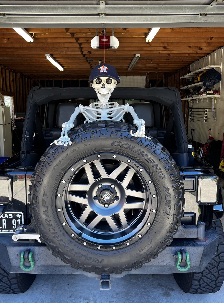 mryberg's tweet photo. Nice weekend for the Jeep top off to celebrate the @astros  with some Halloween spirit.

#Ready2Reign https://t.co/8kyFobEmyG