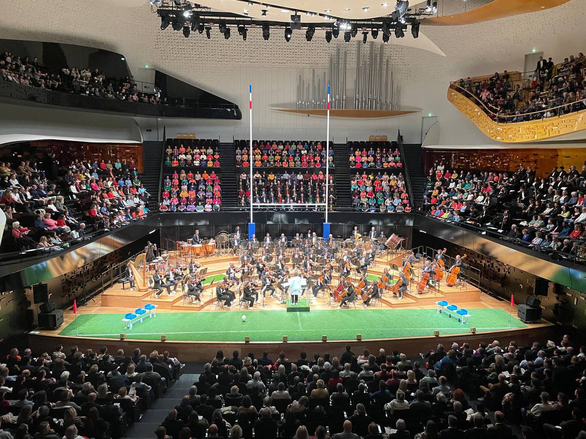 AOC1978's tweet photo. “80 minutes”. Le temps d’un match. Et le nom d’un formidable spectacle musical et dansé, donné ce soir à la @philharmonie par l’Orchestre @OSDivertimento, en l’honneur de la Coupe du Monde @France2023 🏉 et des nations du rugby. 

Quand la musique et le sport nous rassemblent, nous divertissent, nous font vivre des émotions positives !

Merci à notre exceptionnelle femme cheffe d’orchestre @ZahiaZIOUANI, au chorégraphe @MouradMerzouki, au metteur en scène Laurent Soffiati, et à tous leurs artistes professionnels et amateurs, pour cette magnifique performance, à l’unisson.