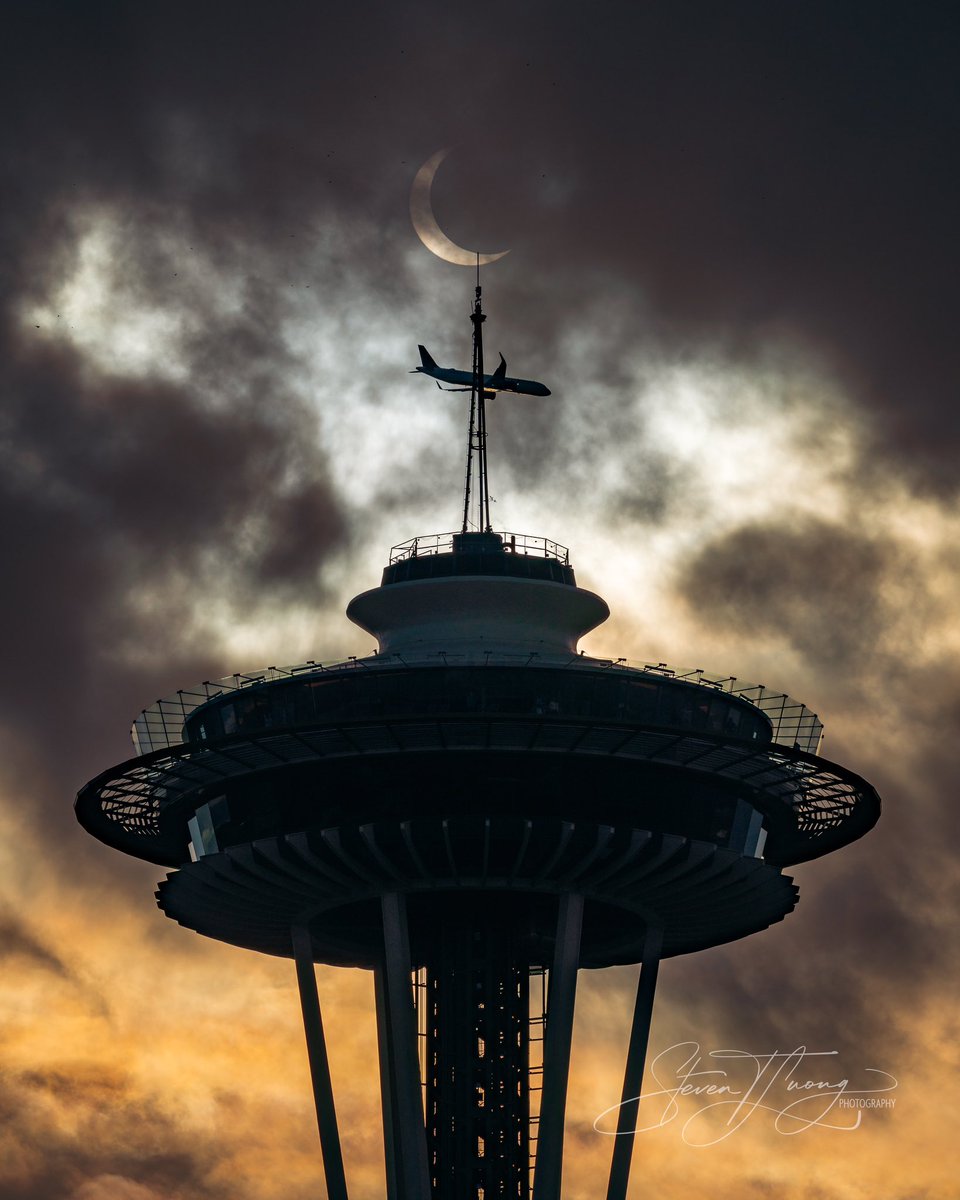 steven_t_luong's tweet photo. Solar Eclipse Vs the Space Needle today! 
- The everything in one shot that I dreamed of 😍 https://t.co/uKZOFji0UT