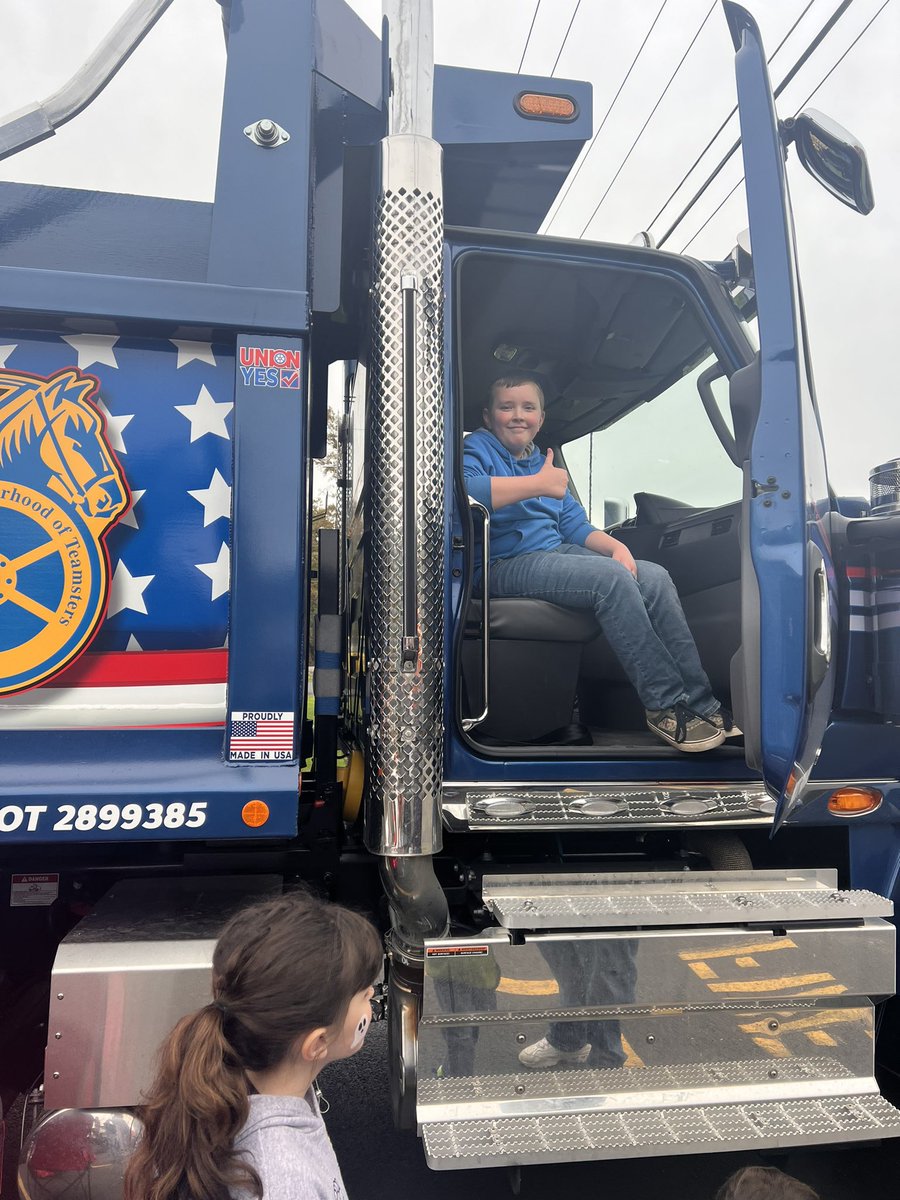 The Town of New Baltimore Highway Department Teamsters held a community touch-a-truck event this morning that brought unity and smiling faces. Thank you for a great event! ✊🏼@Teamsters @Quacky294 @KoniszewskiStan @TeamsterHughes #Unity #Union #Teamsters #UnionStrong