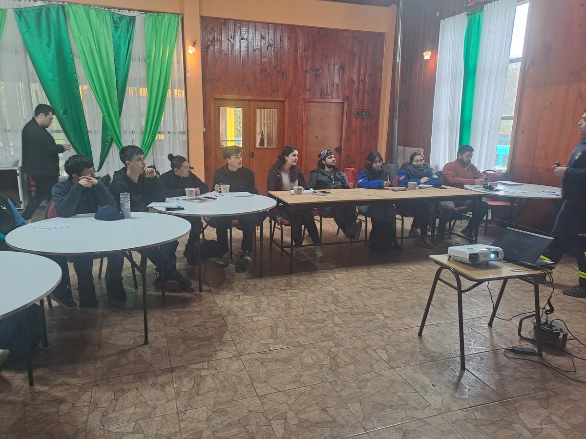 ANB_LosLagos's tweet photo. 12 Bomberos de los CB. Río Negro y Riachuelo realizan el Curso de Escalas para el Control de Incendios. @ANB_Chile @consejo10 https://t.co/CXj9j2wcut