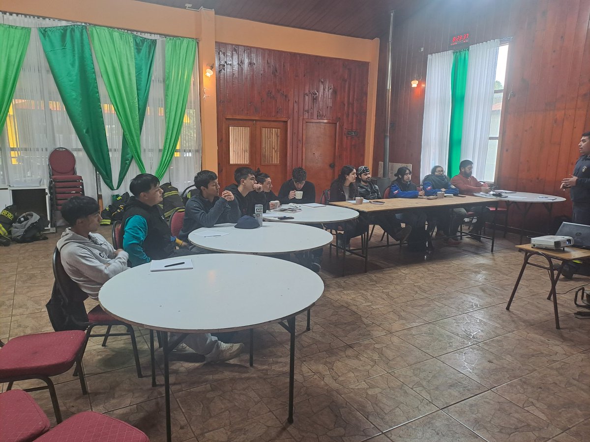 12 Bomberos de los CB. Río Negro y Riachuelo realizan el Curso de Escalas para el Control de Incendios. <a href="/ANB_Chile/">Academia Nacional</a> <a href="/consejo10/">Bomberos Consejo Regional  Los Lagos</a>