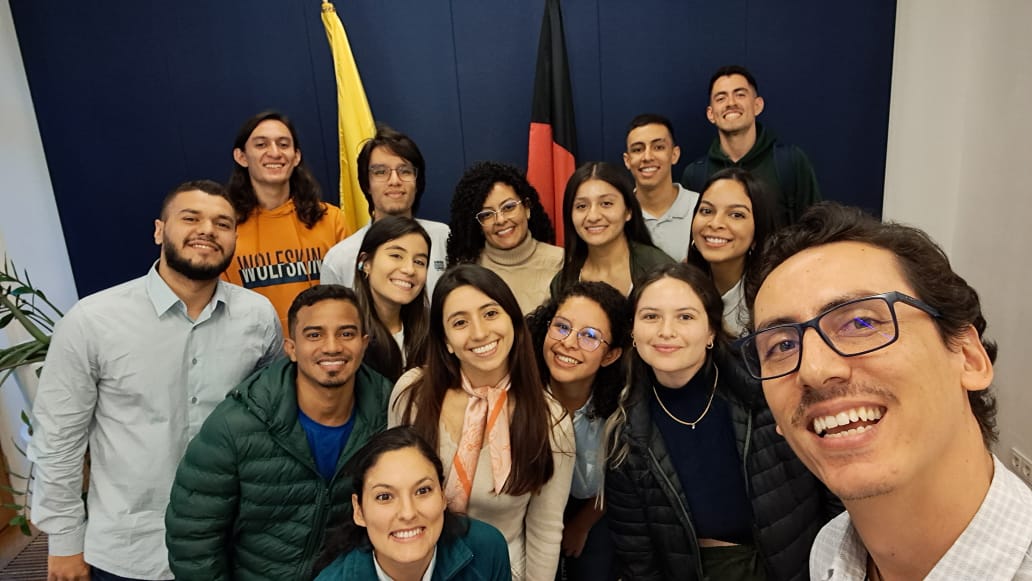 OceanicosUN's tweet photo. Comenzó nuestra expedición académica!🇩🇪

Conversamos con la Embajadora de Colombia en Berlín @yadirzalazarm, la red @BioGeCoSDGs y la Profesora Bárbara  Praetorius de la Universidad @HTW_Berlin.

Además, participamos en FossilExit Research Exchange @FossilExit. https://t.co/h9NmoRcMgi