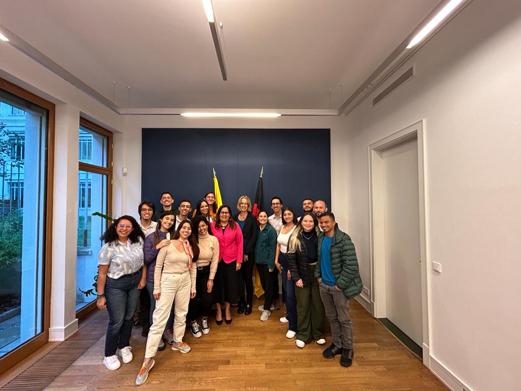 OceanicosUN's tweet photo. Comenzó nuestra expedición académica!🇩🇪

Conversamos con la Embajadora de Colombia en Berlín @yadirzalazarm, la red @BioGeCoSDGs y la Profesora Bárbara  Praetorius de la Universidad @HTW_Berlin.

Además, participamos en FossilExit Research Exchange @FossilExit. https://t.co/h9NmoRcMgi