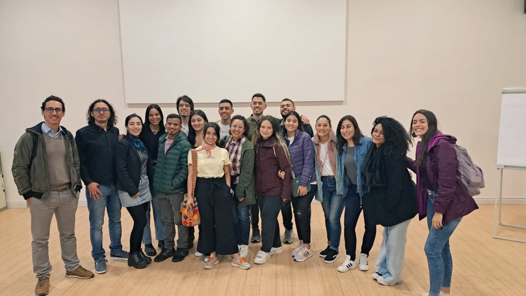 Comenzó nuestra expedición académica!🇩🇪

Conversamos con la Embajadora de Colombia en Berlín @yadirzalazarm, la red @BioGeCoSDGs y la Profesora Bárbara  Praetorius de la Universidad <a href="/HTW_Berlin/">HTW Berlin</a>.

Además, participamos en FossilExit Research Exchange <a href="/FossilExit/">FossilExit</a>.