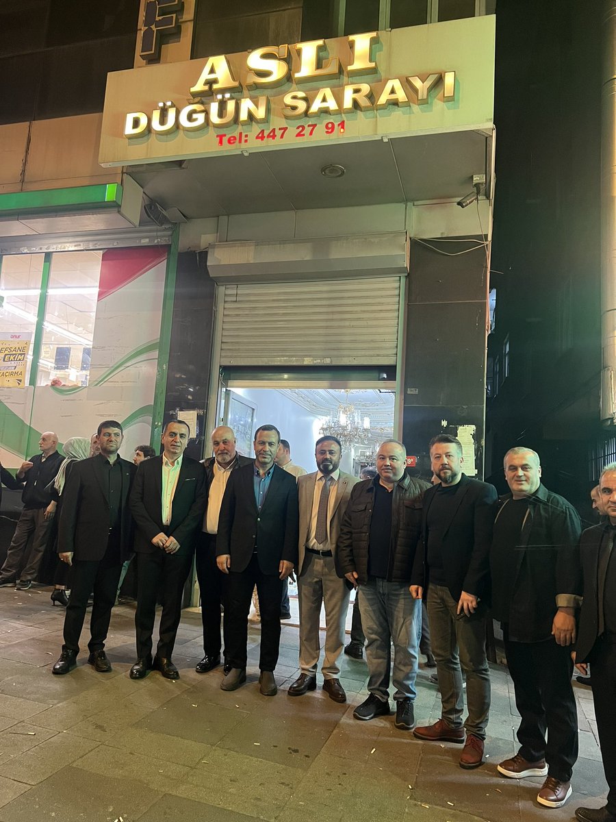 Önceki dönem Yıldırım mahalle başkanımız Osman Atmaca’nın kızı Hatice ile Burak kardeşlerimin düğün cemiyetine teşkilat mensuplarımızla birlikte katıldık. 
Çiftimize iki cihan saadeti diliyorum. 
<a href="/erkankandemir/">Erkan Kandemir</a> <a href="/osmannnurika/">Osman Nuri Kabaktepe</a> <a href="/Akparti/">AK Parti</a>