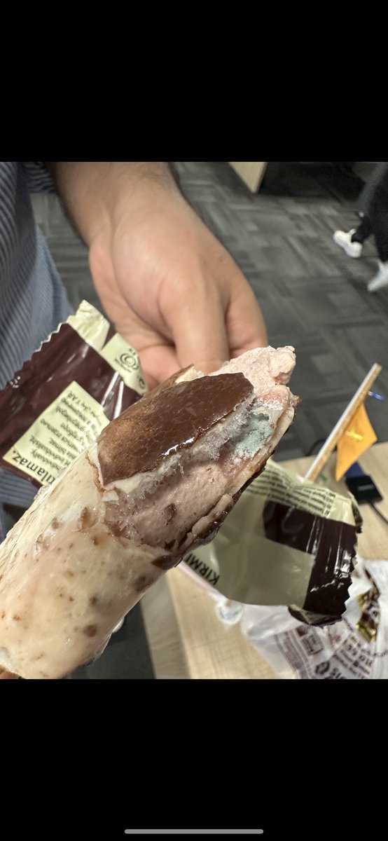 Arkadaşlar;
MAGNUM küflü dondurmayı kendi hatası olarak görmüyor dolaptan kaynaklı olduğunu söylüyor. Aynı dolaptan alınan diğerlerinde sorun yokken bu gördüğünüz üzere küflü☹️ anlayan varsa bizi de aydınlatabilir mi?