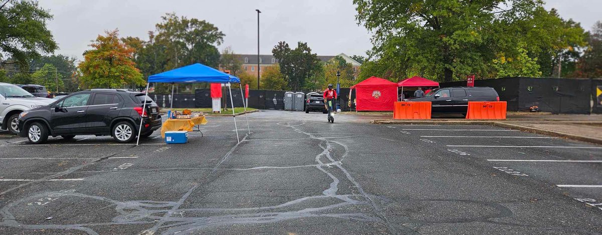 DC_Illini's tweet photo. Our tailgate is set up. @IlliniFootball @Illinois_Alumni! https://t.co/RPYRdfaDOP