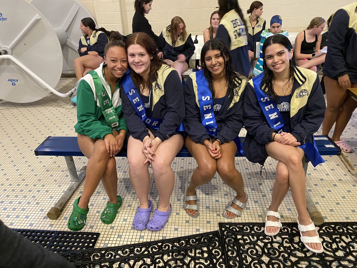 BeaconGreens's tweet photo. Last dual meet for these BCSD Varsity Swimmers! Thank you for the laughs &amp; great memories! Going to miss this special group @LarryCo79540703 @BCSDBulldogs https://t.co/uSjNg4I12p