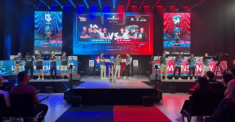 Swisscom_Gaming's tweet photo. 🥳  Join us on the @HeroFestCH Main Stage for the #SwisscomHeroLeague #CSGO Grand Final, streaming now!

🎙️🇩🇪 @AndiGAMETV &amp; @remoblaser
🎙️🇫🇷 @B2CJohn &amp; @SoldBrain

🔴 Watch the action live on stream: @mYinsanityCH vs. @lausanneesports