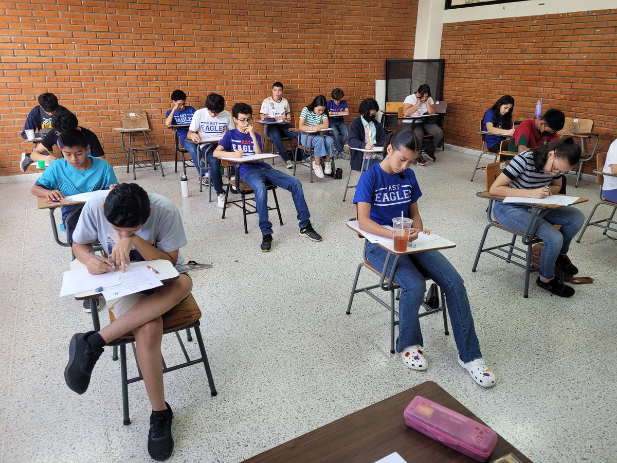 OHMHonduras's tweet photo. Este día, en varios departamentos del país se consolidan los equipos que participarán en la XXI Olimpiada Hondureña de Matemáticas. Gran trabajo de colegas y estudiantes. !Sigamos avanzando! https://t.co/SGihHqmPQO