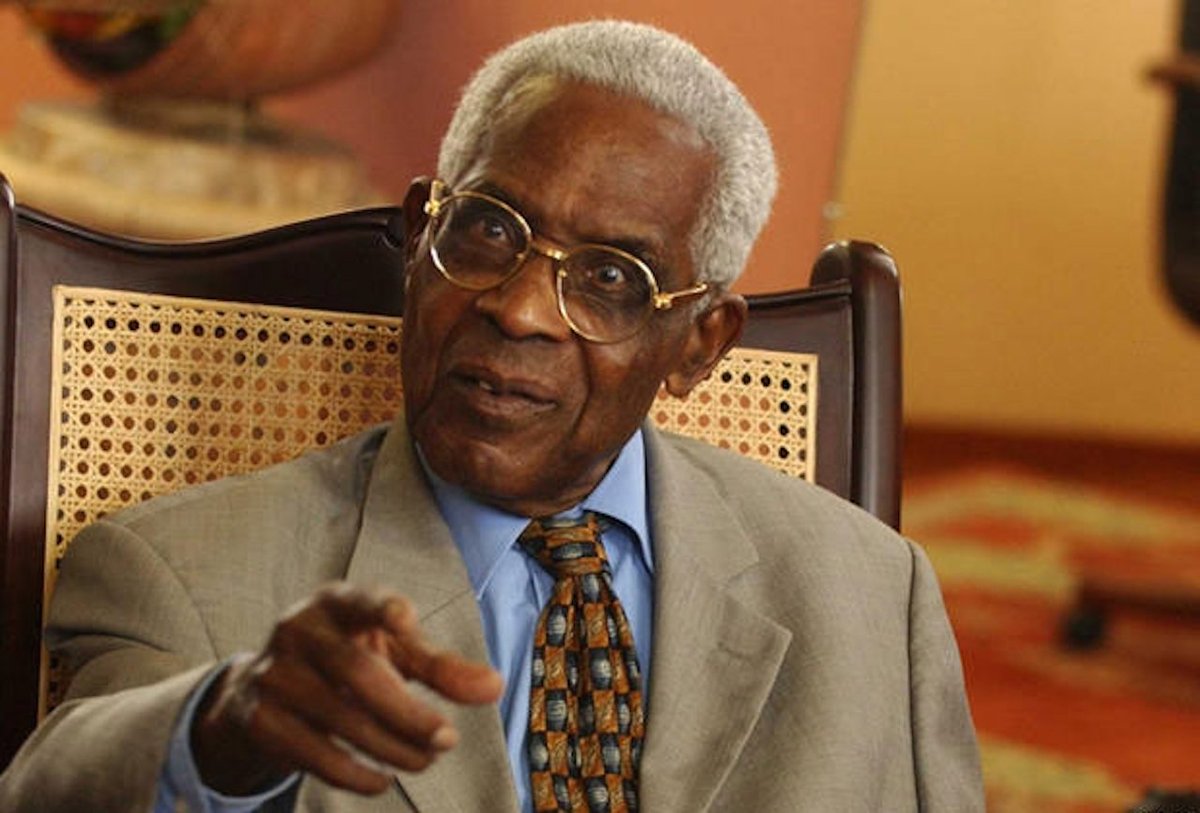 BdGEORGES's tweet photo. #AiméCésaire "Une civilisation qui s'avère incapable de résoudre les problèmes que suscite son fonctionnement est une civilisation décadente. Une civilisation qui choisit de fermer les yeux à ses problèmes les plus cruciaux est une civilisation atteinte. Une civilisation qui ruse avec ses principes est une civilisation moribonde"