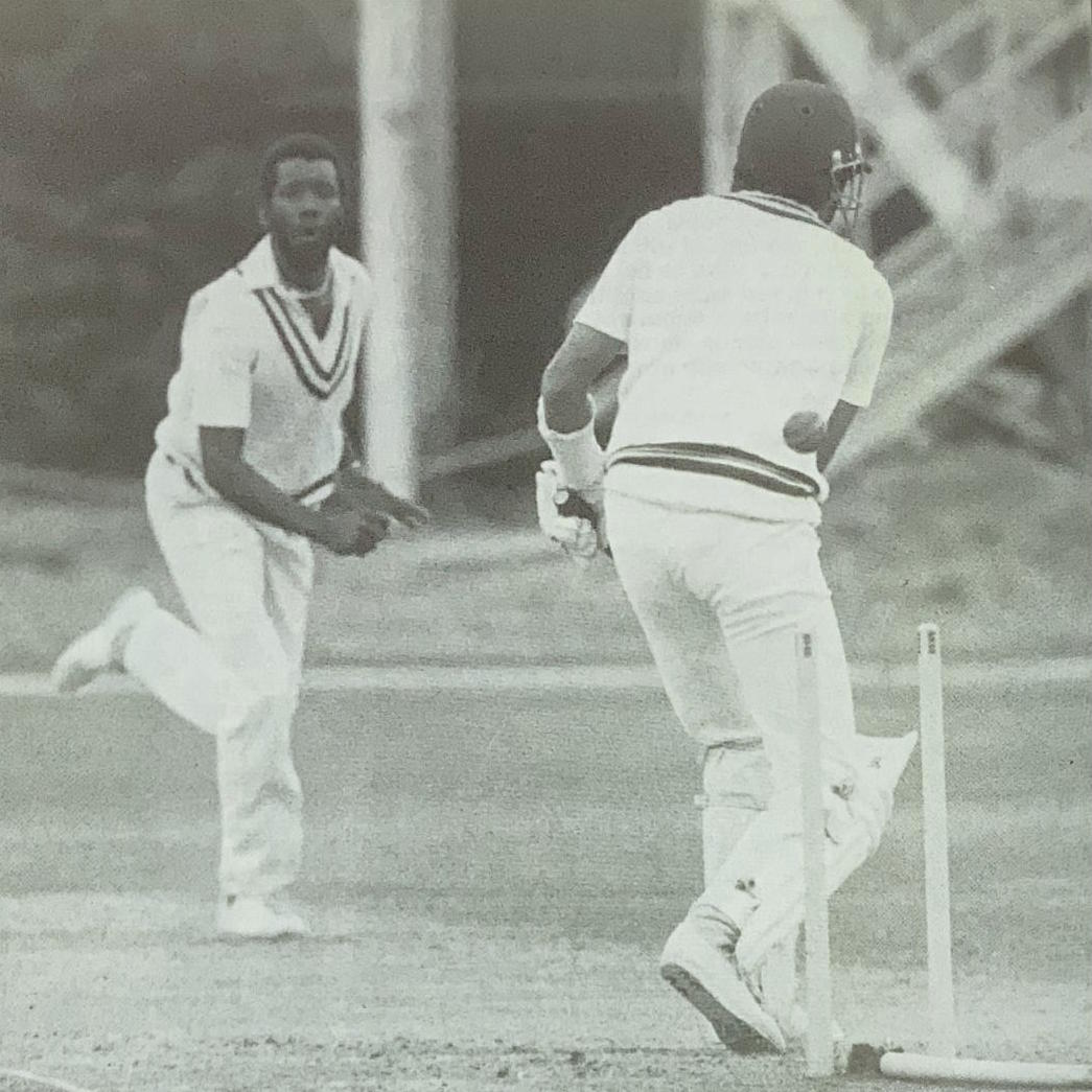 MartinChanpex's tweet photo. This is, of course, the great Malcolm Marshall, demonstrating just what a gentleman he was - how many fast bowlers would appear as sympathetic for their victims as Maco does here after so neatly extracting Zaheer Abbas' middle stump? https://t.co/tlwEHN4Yuo