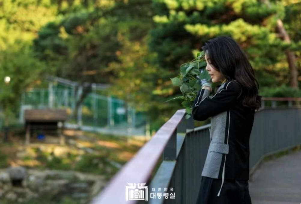 류근 시인

원나라 마지막 황후였던 기황후는 고려에서 바쳐진 공녀 신분이었음에도 불구하고 당대 최강대국이었던 원 황실의 황태후에까지 이른 입지전적 인물이다. 많이 알려져 있지 않은 여성이었으나 몇년 전 M본부에서 드라마로 방영되면서 하지원의 이미지로 새롭게 부활한 바 있다. 

그러나