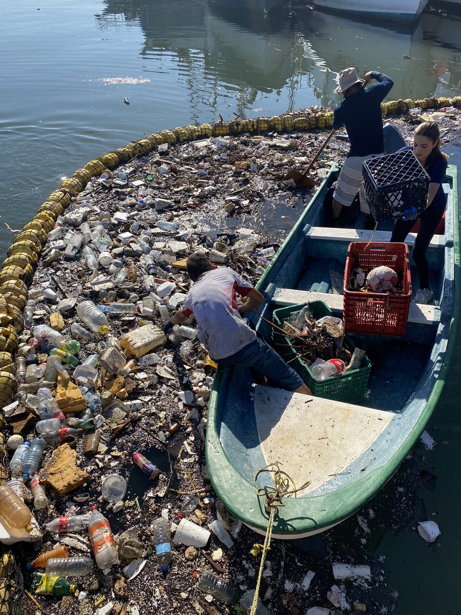 Estamos sacando la basura de la biobarda, tenemos aquí desde las 7 de la mañana y la lanchita que tenemos es una herramienta básica para hacerlo. Ahora que si fueran 2, sería más fácil y rápido para no estar bajo el rayo del sol sudando la hora gorda. Necesitamos otra <a href="/rochamoya_/">Rubén Rocha Moya</a>