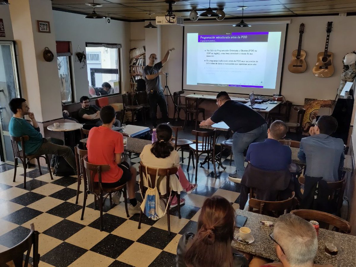 pythoncoruna's tweet image. @madtyn estanos falando sobre a orientación a obxectos con Python no PyBirras de #PythonCoruña no Ateneo en #Coruña