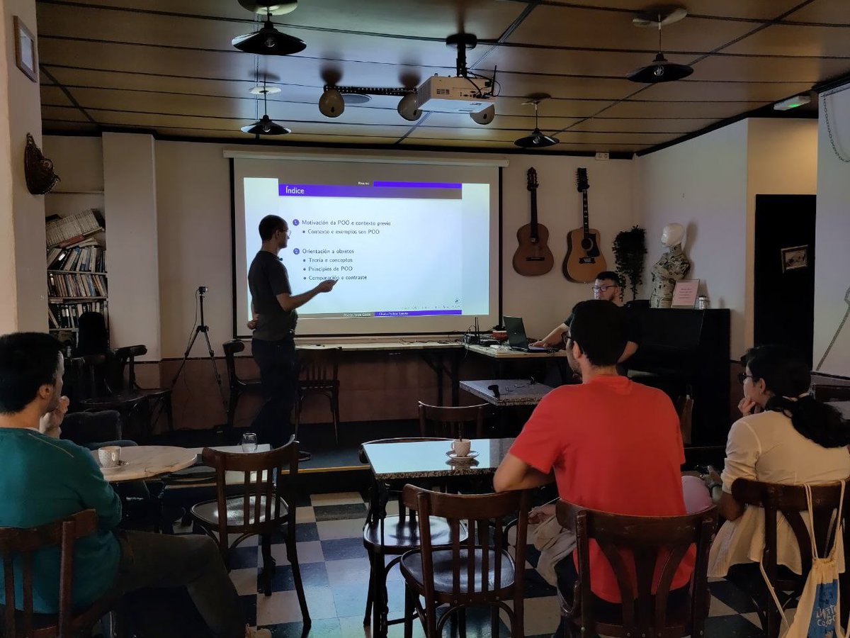 pythoncoruna's tweet image. @madtyn estanos falando sobre a orientación a obxectos con Python no PyBirras de #PythonCoruña no Ateneo en #Coruña