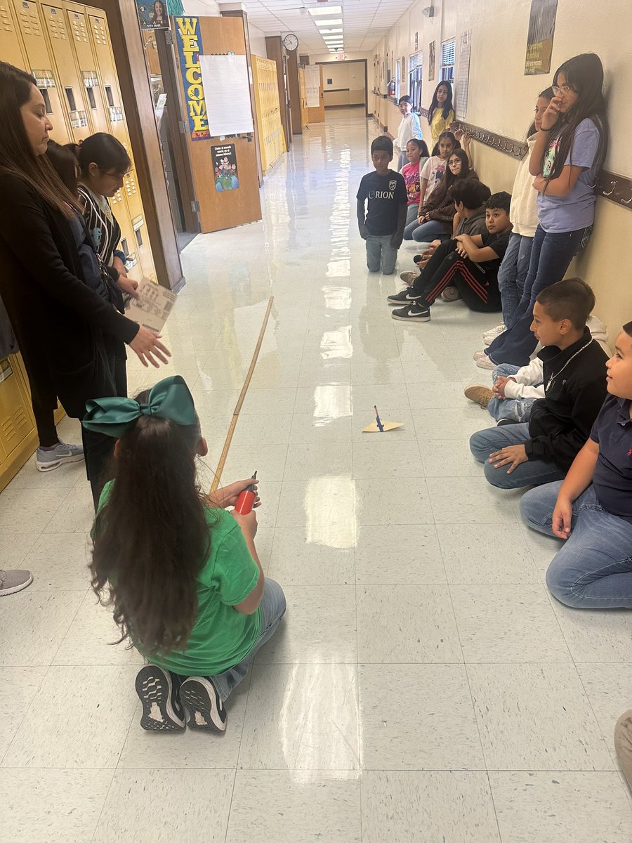 OakhurstFWISD's tweet image. Mrs. Martinez’s students putting to action what they have learned! #OneFortWorth #HopeJoyUrgency #LeadingandLearning @CharlieGarciaFW @ChristinReeves @claudia_jacobo1