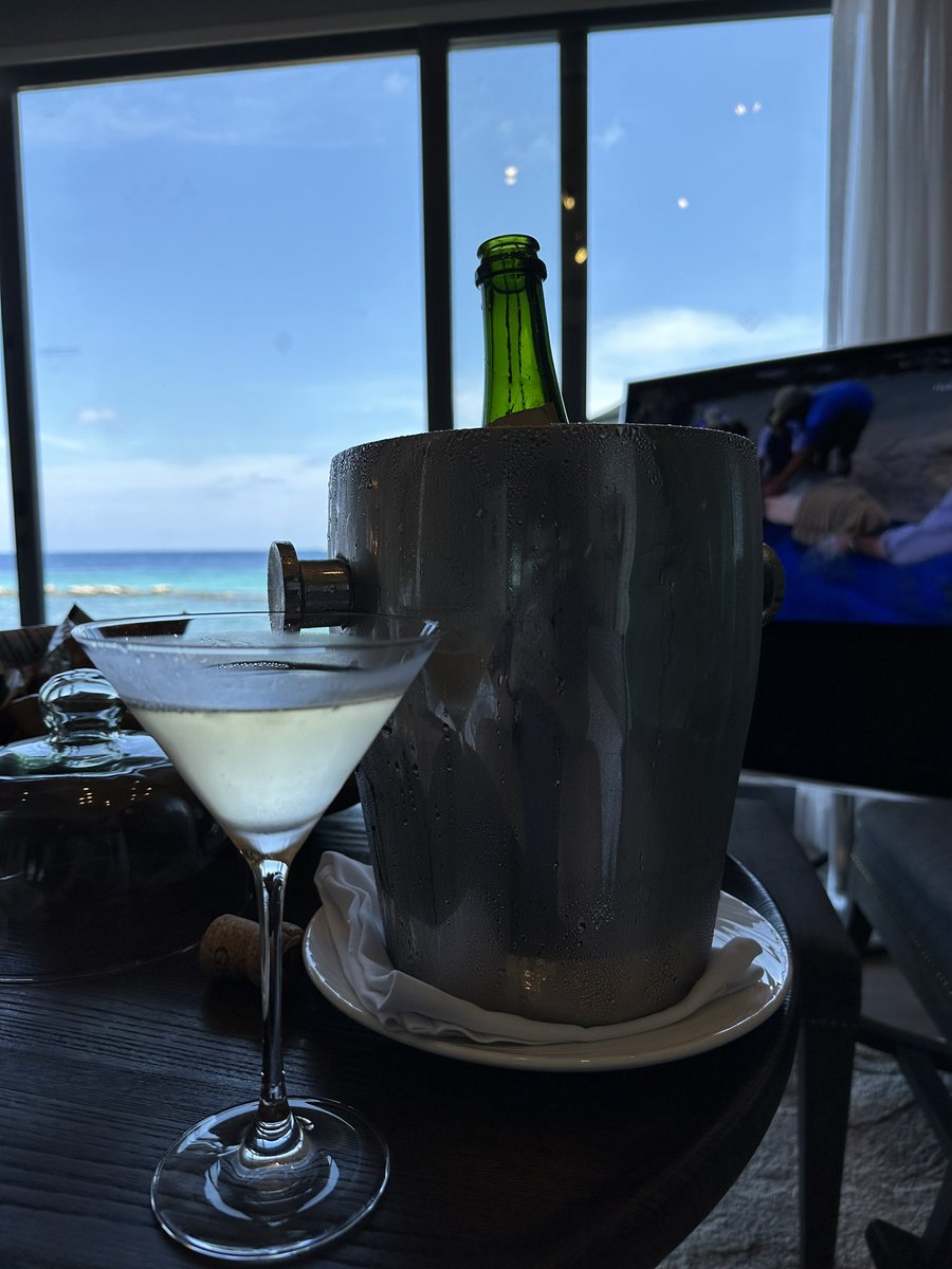 frogin's tweet image. 酒店还送酒，果然叫酒店。