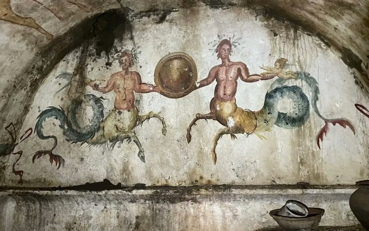 caesararchaeo's tweet photo. #CaesarArchaeoNews
10 October 2023 - Giugliano (near Naples)
A monumental #ChamberTomb dated ca 2nd/1st BC
was discovered!
The tomb has walls with rich frescoes representing #Gods #Cerberus &amp; #Ichthyocentaurs:
probably under #LateEtruscanInfluence?
@AlisonFisk @BirkbeckUoL https://t.co/1ks4CJ8Psb