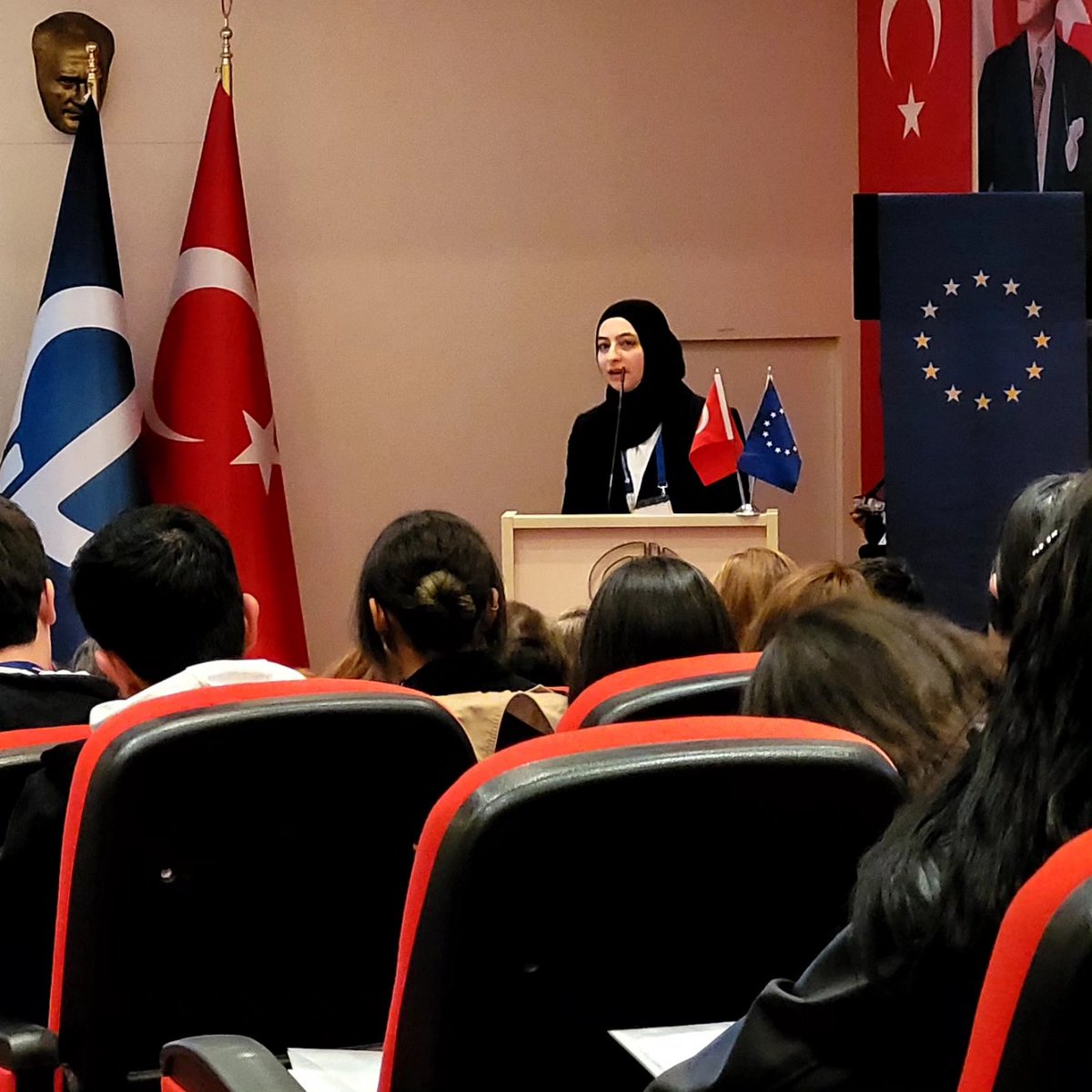 Etkinlikte 1.gün yoğun katılımla gerçekleşti. Parlamenterlerimiz Farklılık İçinde Birlik görüşlerini sundu. Sessions in European Parliament simulation were held with great interest/participation. MPs expressed their views on Unity in Diversity. Sessions will continue tomorrow.