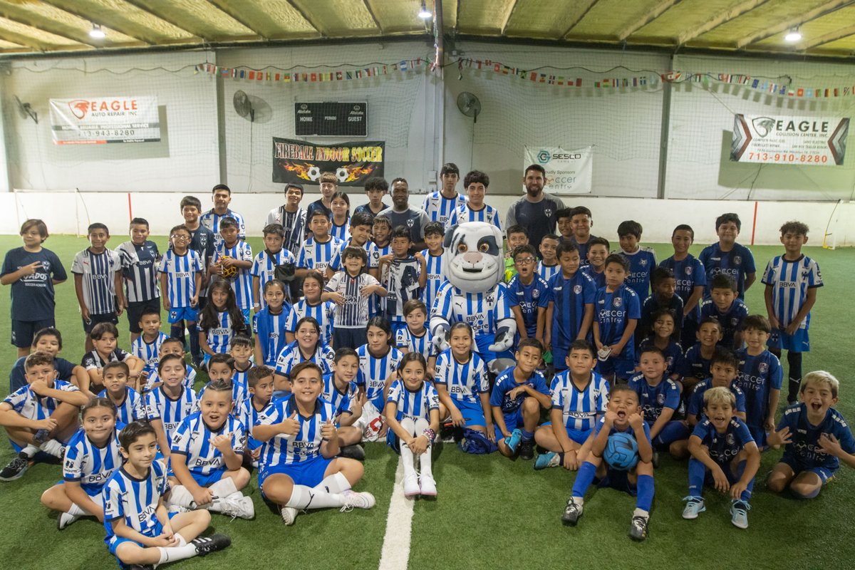 Rayados's tweet photo. Hoy organizamos unas #RetasRayadas con las #EscuelasRayados de Texas.⚽🇺🇸
Abrimos hilo 🧵 de las mejores postales del evento.💙🤠 https://t.co/uW8Bh1eH1B