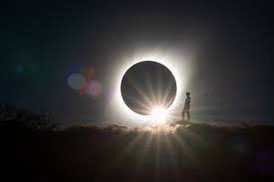 Phoebe_Vu's tweet photo. #Eclipse2023 Eclipse . Let's take a look at some beautiful images from the moon!. There are brave people who dare to stand on cliffs and take beautiful photos Eclipse

#SolarEclipse #SolarEclipse2023 #Eclipse #EclipseSolar https://t.co/7sRlRfE3AC