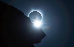Phoebe_Vu's tweet photo. #Eclipse2023 Eclipse . Let's take a look at some beautiful images from the moon!. There are brave people who dare to stand on cliffs and take beautiful photos Eclipse

#SolarEclipse #SolarEclipse2023 #Eclipse #EclipseSolar https://t.co/7sRlRfE3AC