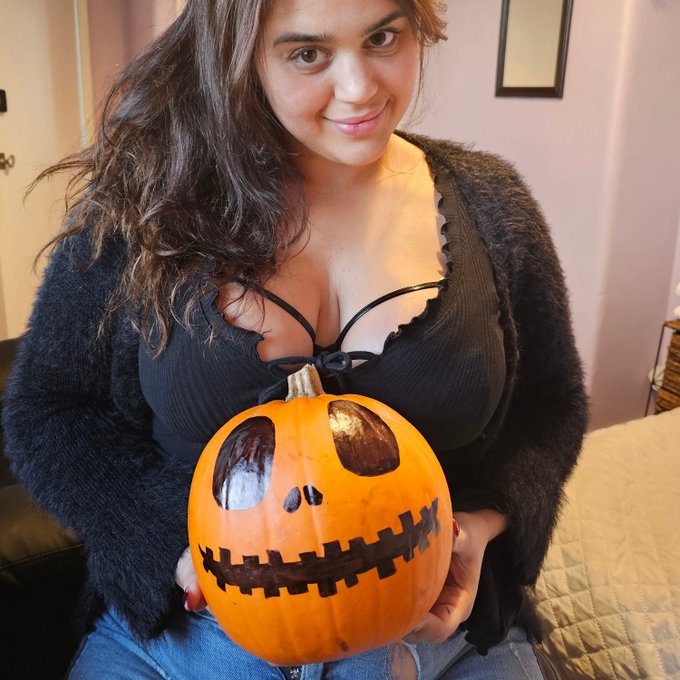 This latina goddess is looking for a whale sub to play trick or treat with your wallet. 🎃  For you submissives