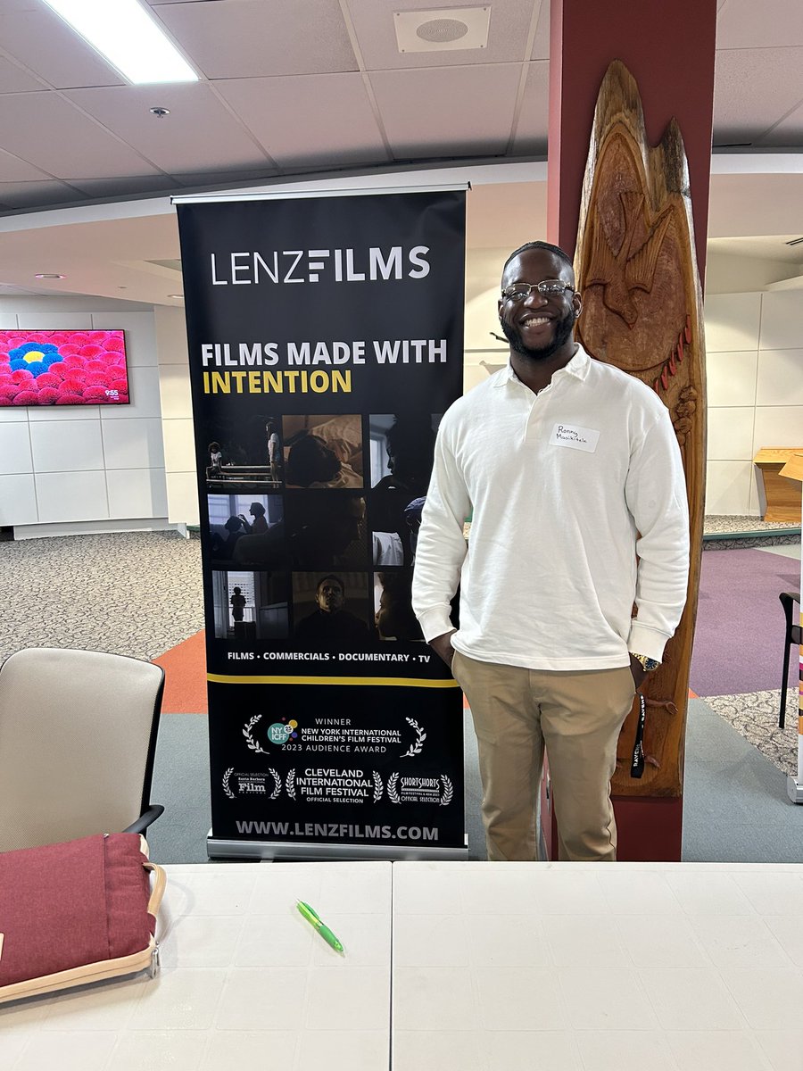 OCSB_BEN's tweet photo. Thank you to our amazing community vendors who came out to provide our parents and staff with information they need! @JakuKonbit, Lenz Film, Diane K-W bags and more!👏🏽
@OttCatholicSB https://t.co/S0pl4hKROd
