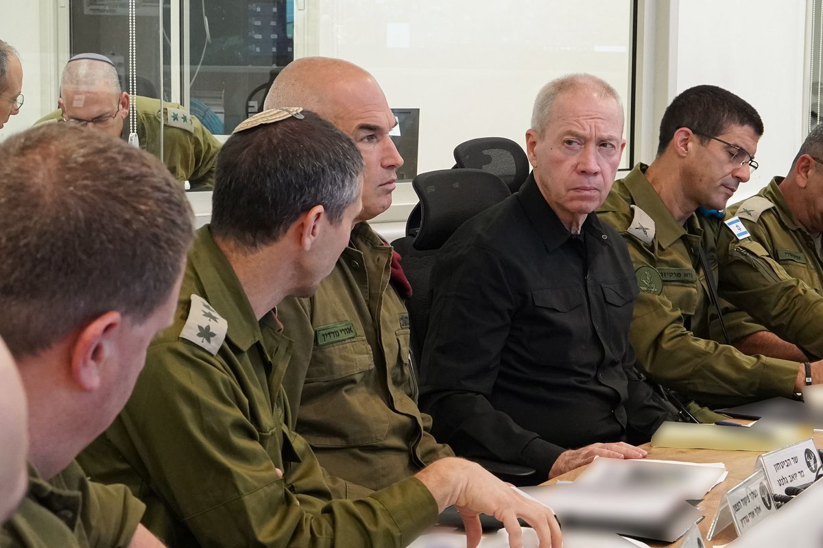 YehoshuaYosi's tweet photo. שר הביטחון גלנט עלה היום לפיקוד הצפון ועמד על מאמצי ההגנה שמבצעים הכוחות בגזרה להגנה על האזרחים, וקיבל סקירה על הפעולות המבוצעות.
בתמונה ניתן לראות את האלוף דוד זיני שנלחם בעזה וחזר לתפקידו כמפקד גיס מטכלי בצפון https://t.co/8w2AWWTeay