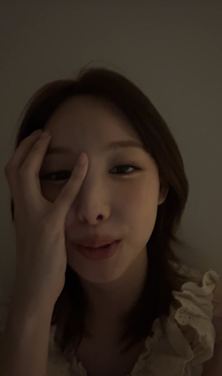 nyfied's tweet photo. onces asking her for fan meeting spoilers…

nayeon: https://t.co/ynQOQQH9El
