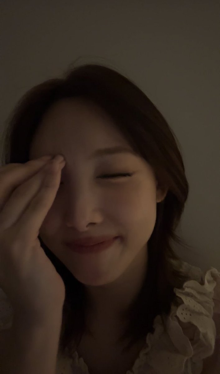nyfied's tweet photo. onces asking her for fan meeting spoilers…

nayeon: https://t.co/ynQOQQH9El