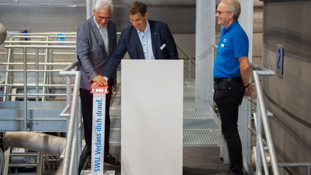 Meilenstein für die regionale Trinkwasserversorgung! 💧 Mit 12 Mio. Liter Fassungsvermögen steht der größte Systembehälter Europas ab heute in Ulm. 😯 Alle weiteren Infos über das Großprojekt lest ihr in unserer PM: [Link] 🔗 #verlassdichdrauf