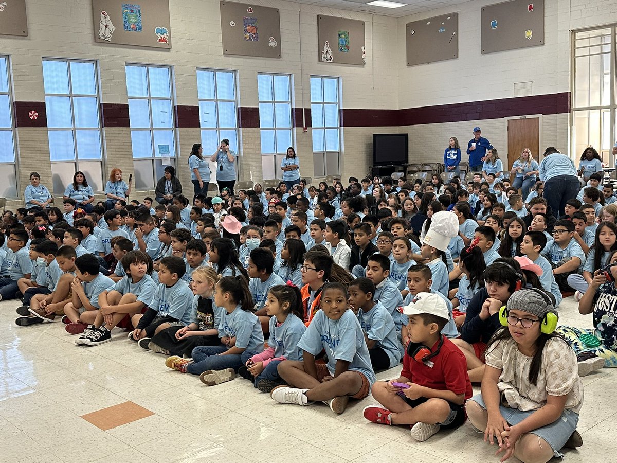 OCPresGDW's tweet photo. Yesterday, the @OdessaCollege team took some time to share all types of experiences, information, and ideas with many current @EctorCountyISD Travis Elementary students, and future Odessa College students. We salute these students and their teachers. #TweetOC #PositivelyOC https://t.co/BIqyhckW8E
