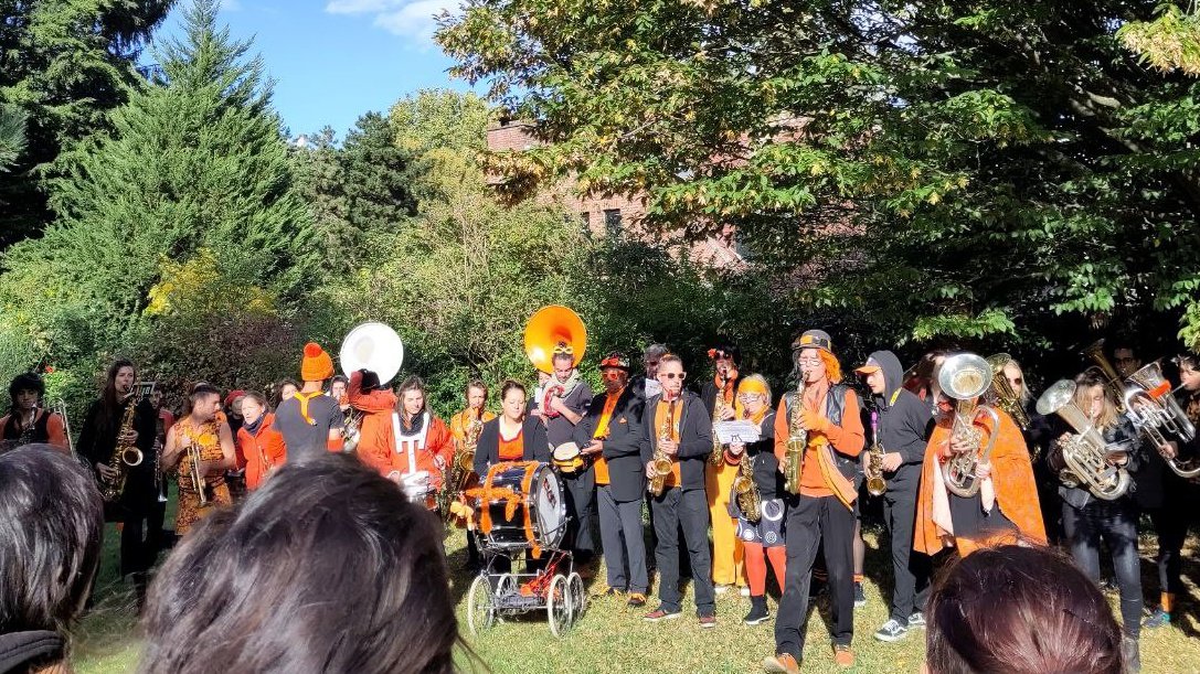 Belle mobilisation contre le projet climaticide de doublement de <a href="/aeroport_lille/">Aeroport de Lille✈</a> par les soulèvements de l'air <a href="/lessoulevements/">Les Soulèvements de la terre</a>. Mobilisation sans faille depuis des années <a href="/NADALille/">NADA Lille / @nadalille@mastouille.fr</a>