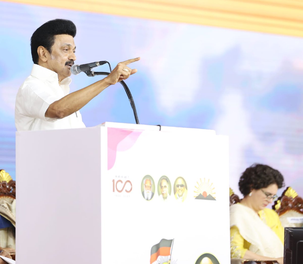Udhaystalin's tweet photo. மகளிரின் உரிமைகளை நிலை நாட்டுவதில் இந்திய ஒன்றியத்துக்கே வழிகாட்டும் திட்டங்களை தீட்டிய முத்தமிழறிஞர் கலைஞர் அவர்களின் நூற்றாண்டை முன்னிட்டு, மாண்புமிகு முதலமைச்சர் @mkstalin அவர்களின் தலைமையில், கழக துணைப் பொதுச் செயலாளர் @KanimozhiDMK அவர்களின் முன்னிலையில் கழக மகளிரணி சார்பில் நடைபெற்ற "மகளிர் உரிமை மாநாட்டில்" பங்கேற்றோம்.

@INCIndia மூத்த தலைவர் அன்னை சோனியா காந்தி உள்ளிட்ட #INDIA கூட்டணியின் முன்னணி பெண் ஆளுமைகள் உரையாற்றிய இந்த மாநாடு, ஒட்டுமொத்த இந்திய மகளிரும் எதிர்பார்க்கின்ற மாற்றத்தின் குரலாக அமைந்ததில் மகிழ்ச்சி கொள்கிறோம். 

2024 மக்களவைத் தேர்தலில் பாசிஸ்ட்டுகளை வீழ்த்தி, மக்கள் நலன் - மகளிர் நலன் - மாநில நலன் காக்கும் நல்லரசை அமைக்க உறுதியேற்போம்.