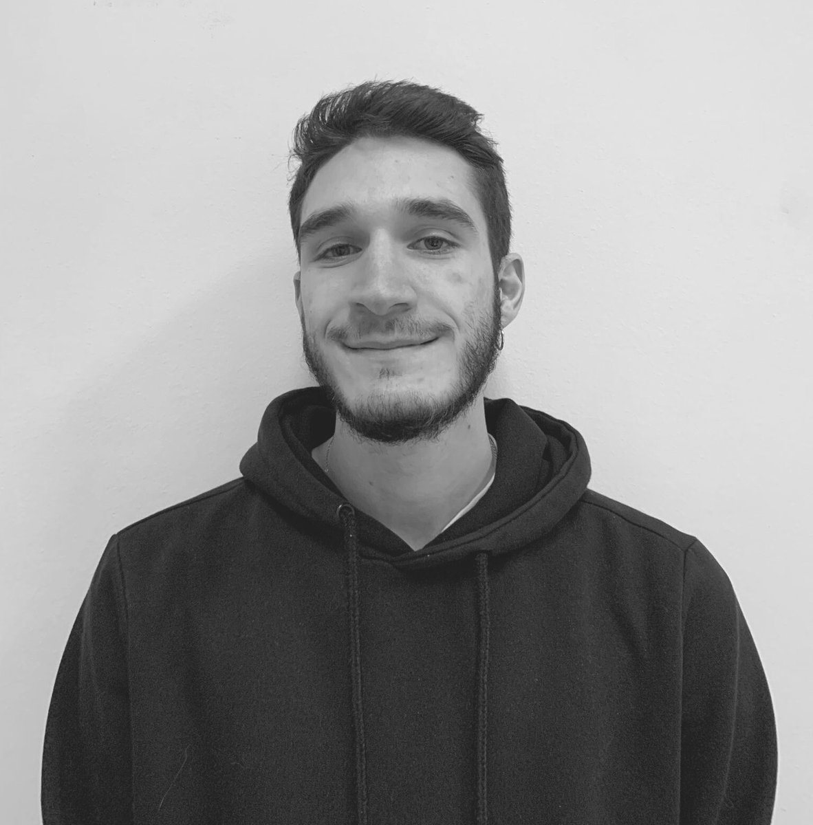 seuista's tweet photo. Vamos a señalarte a tí, Sergio Ramiro. El niñato costras de la Complu, enano intelectual, que medra en los medios progresistas a costa de señalar a un chaval que le supera en absolutamente todas las facetas de su vida. https://t.co/15sb0s0QvA