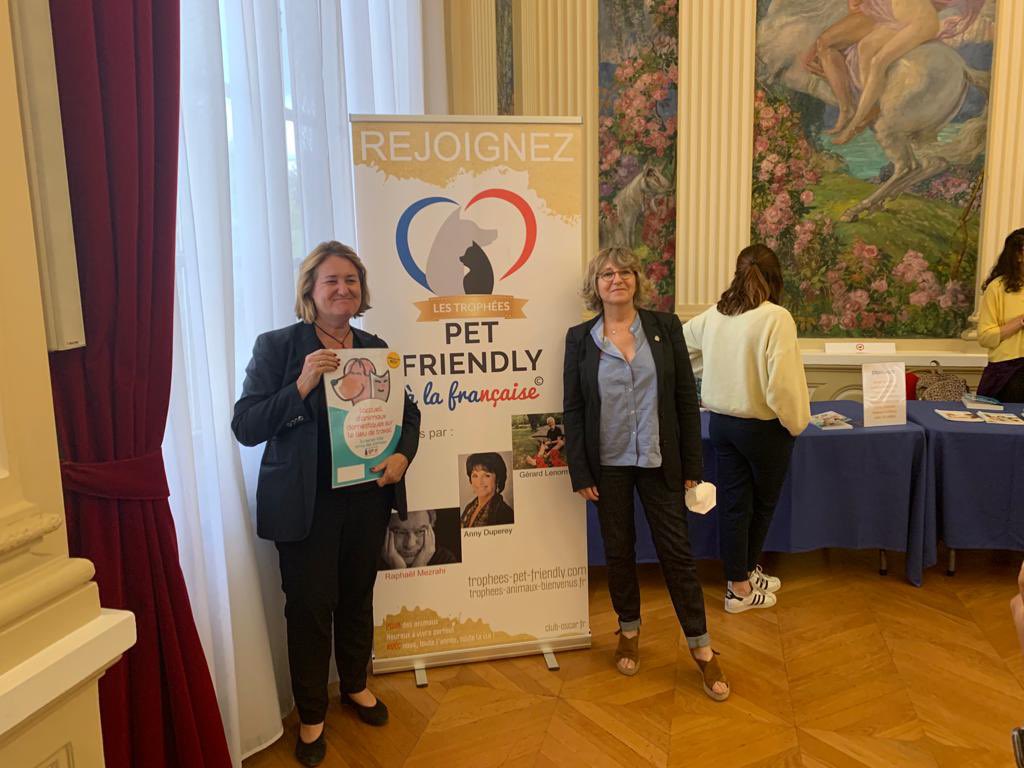 De_Lavalette_B's tweet photo. Assises de la protection animale:1 an après avoir reçu le trophée Pets friendly très honorée d’être invitée avec M.Lelan par JPh.Darnault &amp; C.His à la Mairie de St Mandé pr présenter dvt 1 large public l’accord que j’ai signé avec CGT,FO,Synper pr l’accueil des chiens au bureau! https://t.co/tOmzG0UdHP