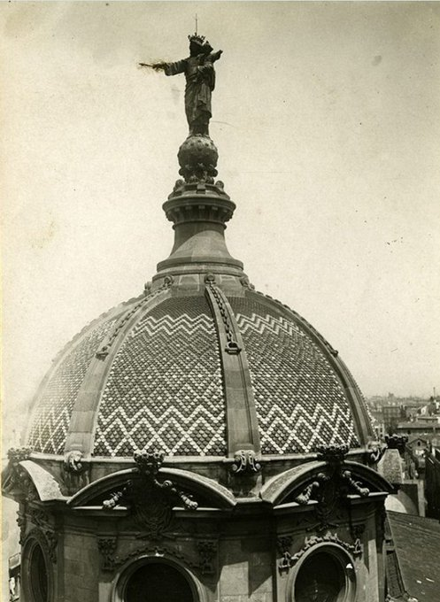 historiesdebcn's tweet photo. #TalDiaComAvui de 1888 es col·locava la imatge de la Mare de Déu a la cúpula de la Basílica de la Mercè.
Aquesta escultura, de Maximí Sala, va ser destruïda durant la Guerra Civil.
#minifil 👇 https://t.co/fMsb7rr0JS