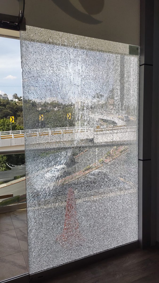 AliMurowR's tweet photo. @HuixquiGob @RominaCDV ¿Qué pasó con la seguridad en #Huixquilucan? Tres vidrios rotos en Plaza Altika por falta de seguridad en la noche. ¿Donde está la respuesta de la alcaldía? @vial_interlomas https://t.co/F0G8SqjIQ1