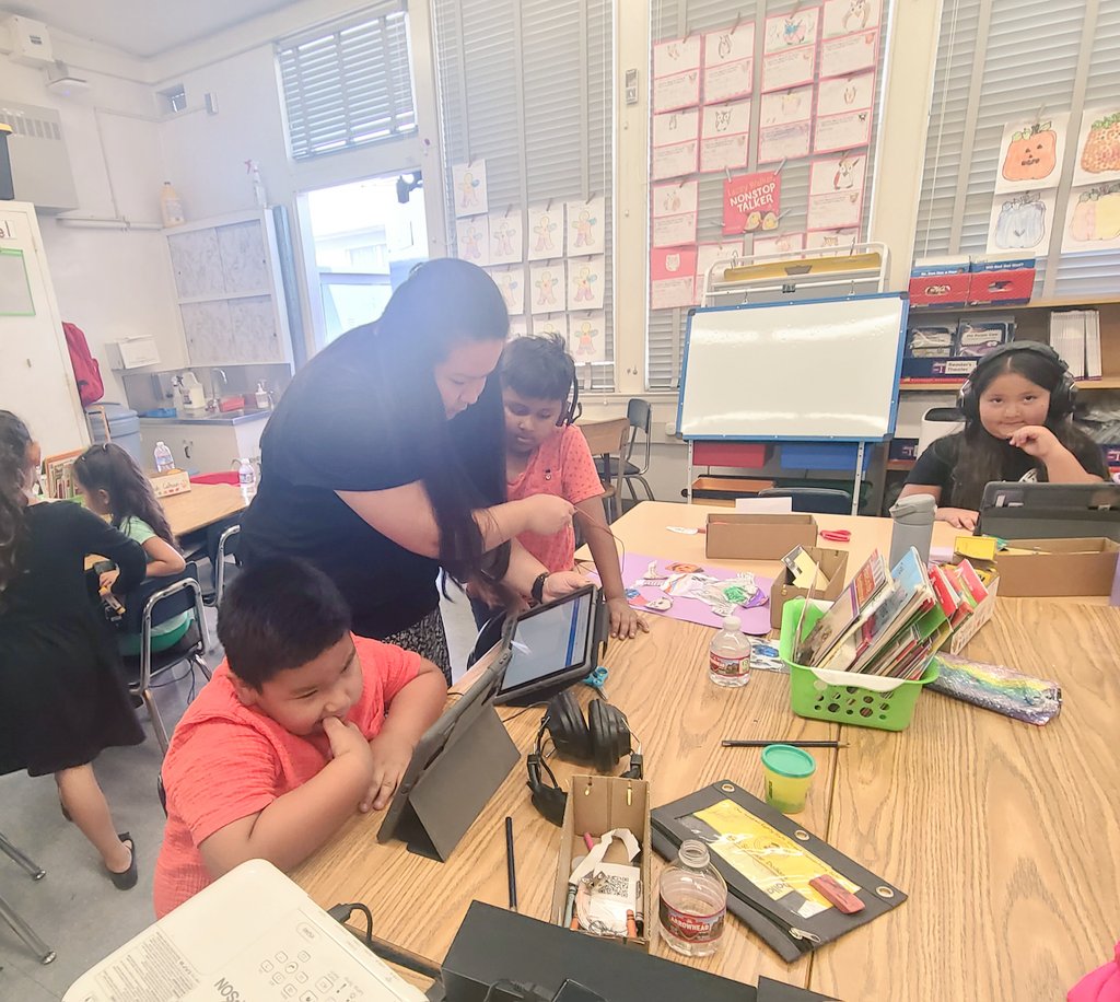 Marcia_Reed58's tweet photo. Our @CSUDHEducation Clinical Team viisited @186thSt to see our teaching candidates in action. A little 1st grader said, "Thank you for sending Ms. Gonzales to our class. Please send us another one." Our partnership is strong! @LAschoolsSouth @CSUDHPrezParham https://t.co/xWUuNHAckb