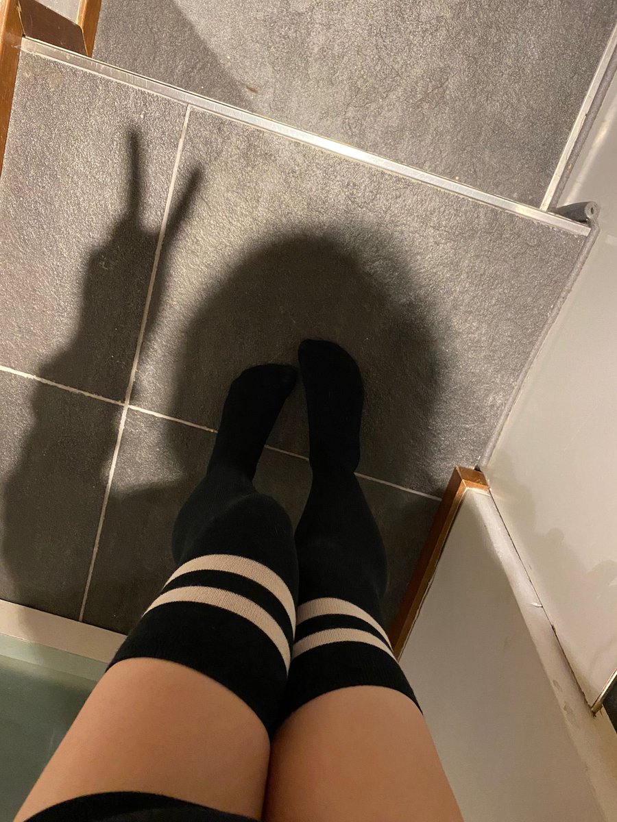 LittleFoxyMilly's tweet photo. Hope ya’ll are having a nice weekend! My feet are tired from work 🌸
#feet #legs #feet_lover #feet_pic #feetcontent #feetfethish #feetpic #thighs #highkneesocks #socks #softskin #gamergirl #nsfw_acc #anime #wearingsocks #Saturday https://t.co/nMdx4Le7RF