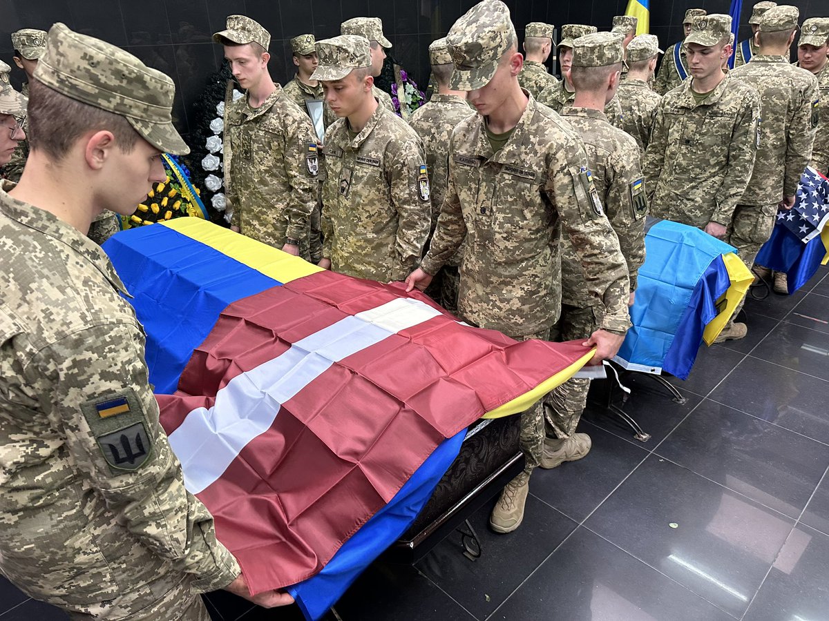 indrasprance's tweet photo. Šodien Kijivas krematorijā skanēja Latvijas himna. Militārajā ceremonijā pēdējā gaitā tika izvadīti trīs 1.oktobrī Limānas apkaimē nogalinātie ārvalstnieku leģiona brīvprātīgie. Viņu vidū arī Latvijas Karavīrs. https://t.co/A5YMhhTI6d