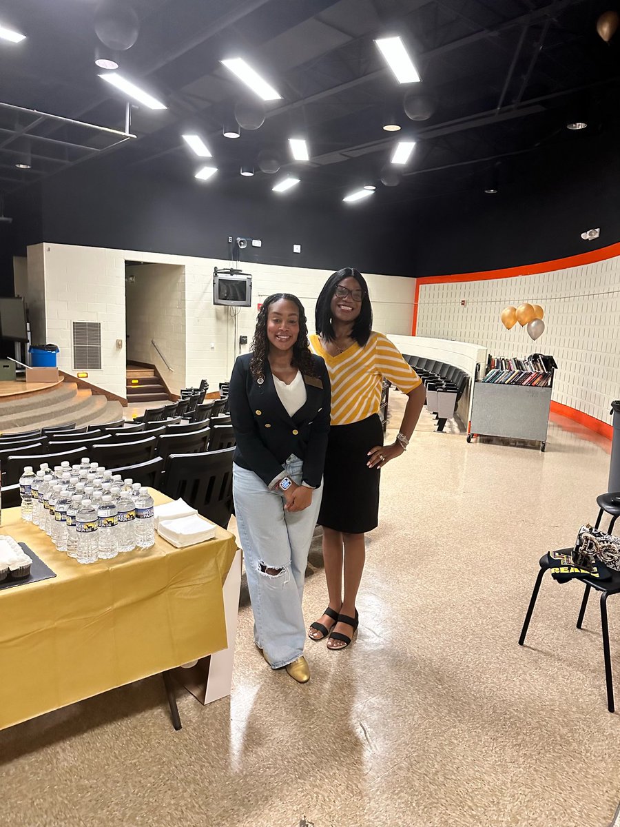 delegatepasteur's tweet image. Rainy Day
Little Free Library
Take a Book and/ or Leave a Book
Little Free
Library.
Owings Mills High School
Little Free Library Ribbon Cutting Ceremony #owingsmillshighschool