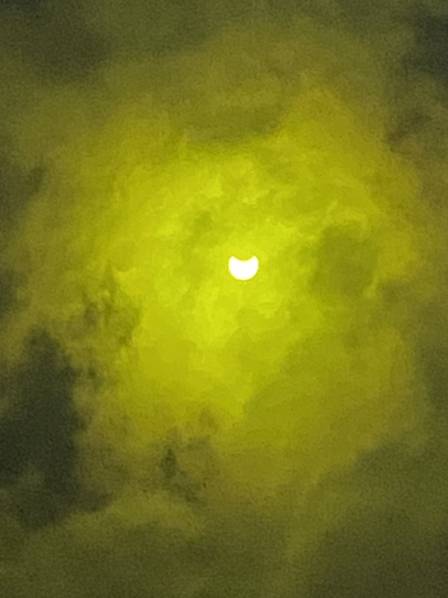 ColachoTv's tweet photo. Se comenzó a nublar, pero se sigue viendo increíble!!! 😱😱😱
#Eclipse #Eclipse2023 #colachotv #merida #yucatan #Mexico https://t.co/hTXvrRaeBZ
