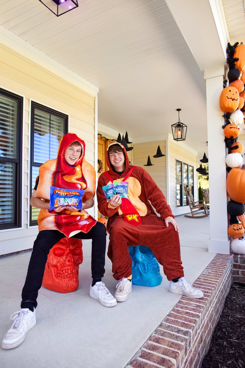 Feastables's tweet photo. go buy Feastables for Halloween! our limited edition trick or treat bags are now available at Walmart, Target, and Albertsons stores nationwide 🎃 https://t.co/BW4MbqJPOP