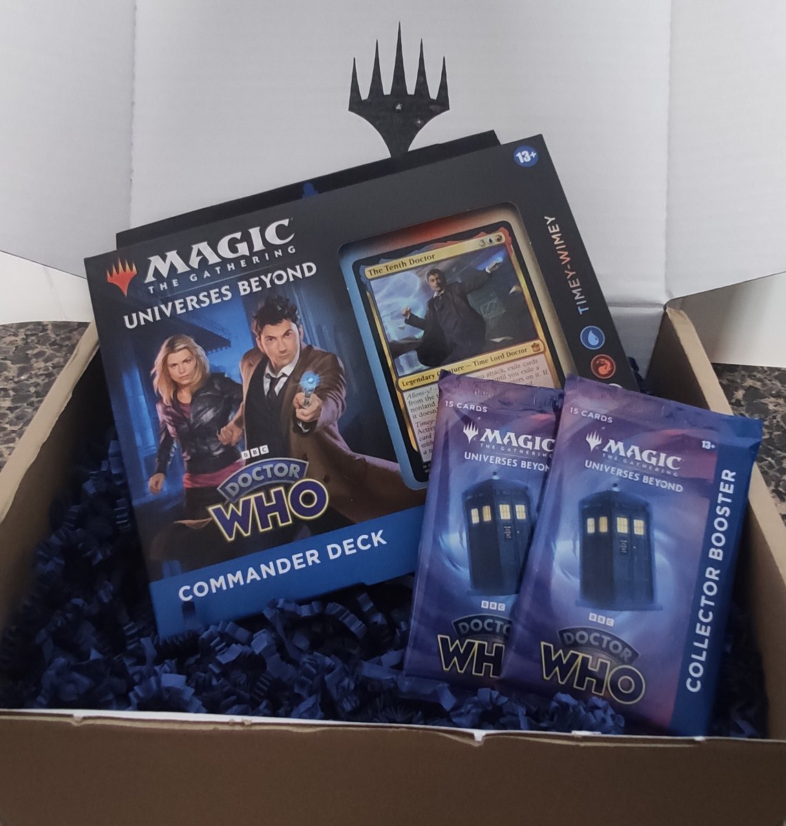 Me enamoré de lo bonitas que son las Magic de Doctor Who y me hace muchísima ilusión que me hayan mandado el Mazo Timey-Wimey y un par de sobres coleccionista. Cuando tenga un rato os enseño algunas cartas 😍

Muchas gracias a <a href="/wizards_magicES/">Magic: the Gathering - Español</a> por el detalle💙💙
#MTGxWHO
