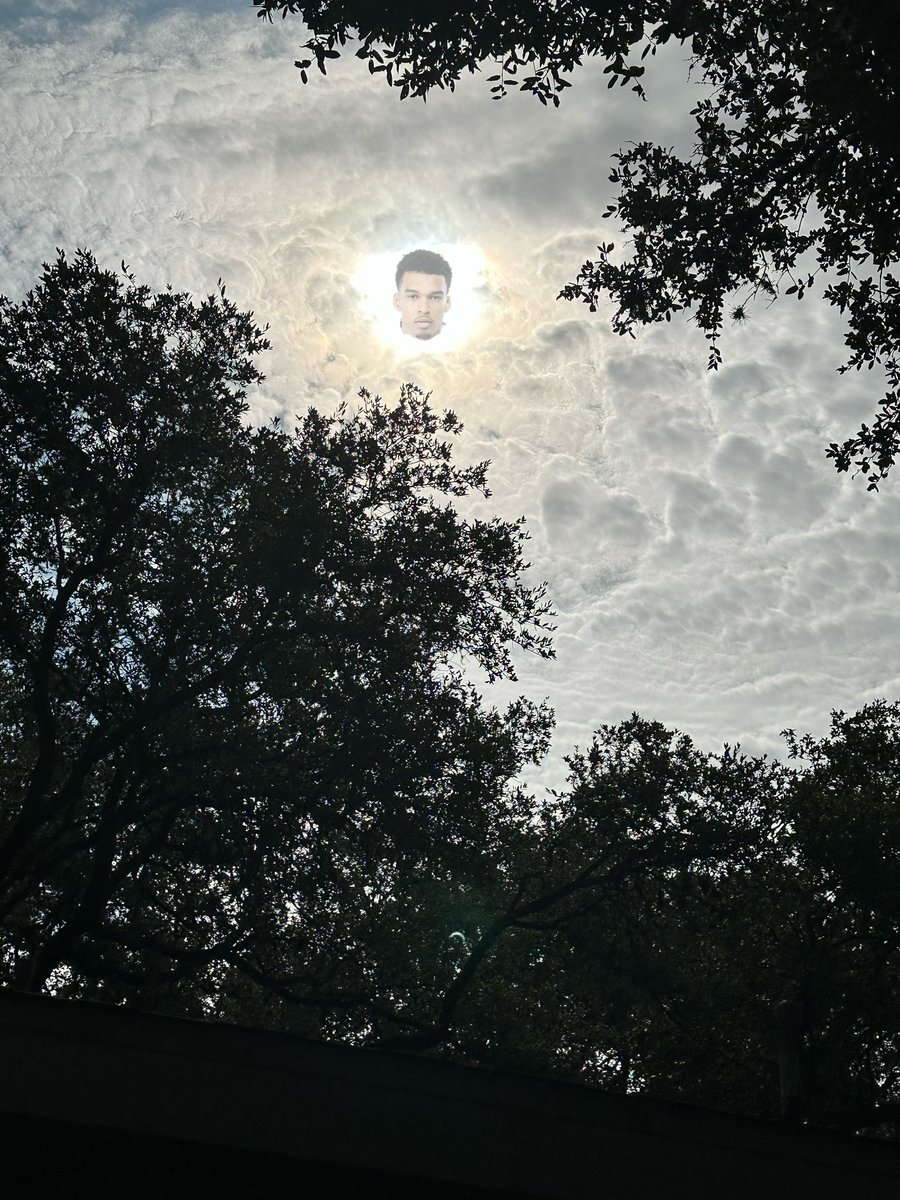 dylangonzalez21's tweet photo. omg #Eclipse https://t.co/YpkNJr6ai1